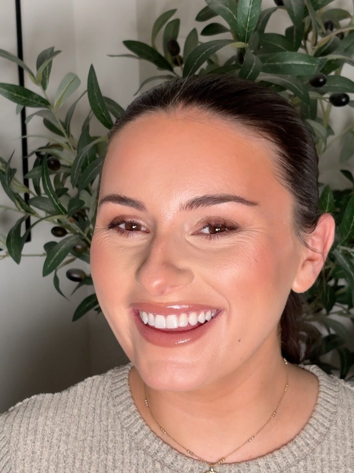 Adding the finishing touches to this gorgeous sculpted, bronzed look on my beaut…