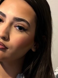 Another flawless face in the chair @vleraxoi #makeup #softglam…