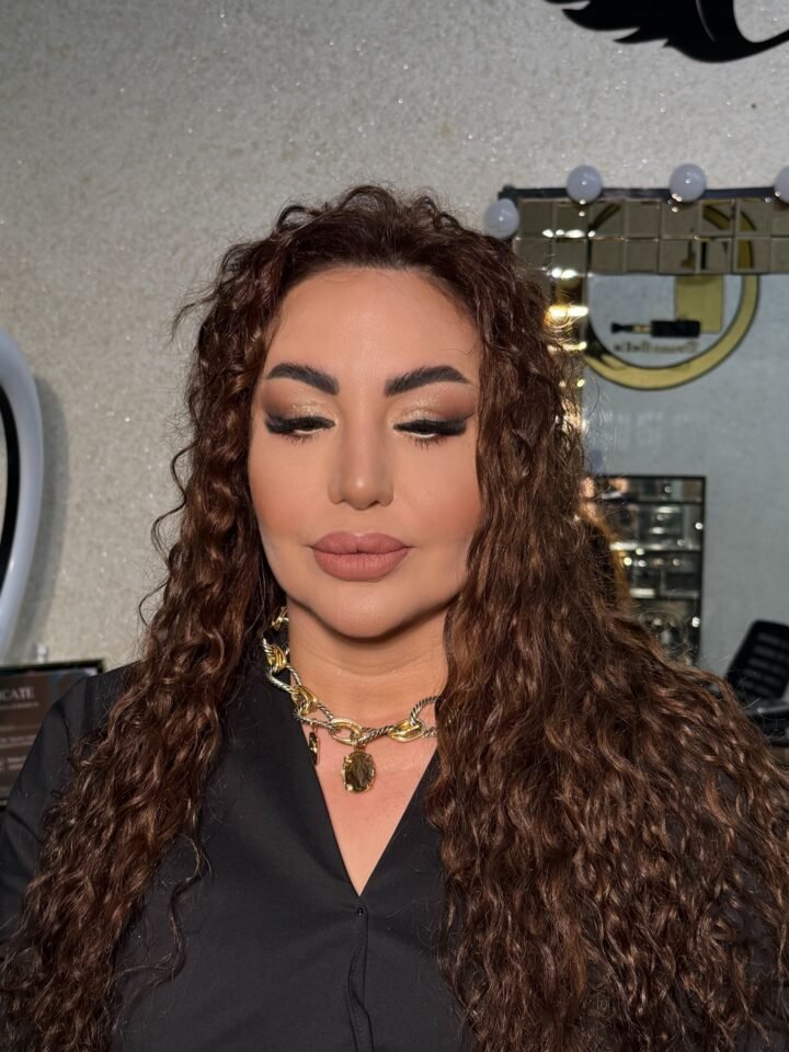 Gözəllik trend deyil, sənət əsəridir  
Saç və makiyajla üz cizgilərini ən doğru …