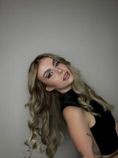 born to stand out, not to fit in 

#makeupinspo #makeup #blackandwhite #fyp…