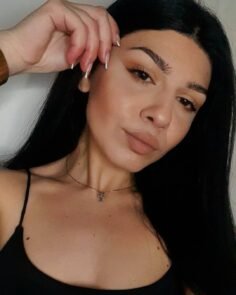 Vibes do dia  Amando essa make básica e cheia de estilo! #selfie #makeup #mood…