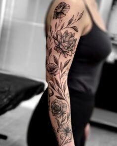 Freihand Blumen. 

#tattoo #tattoos #tattooart #inkedgirl #floraltattoo…