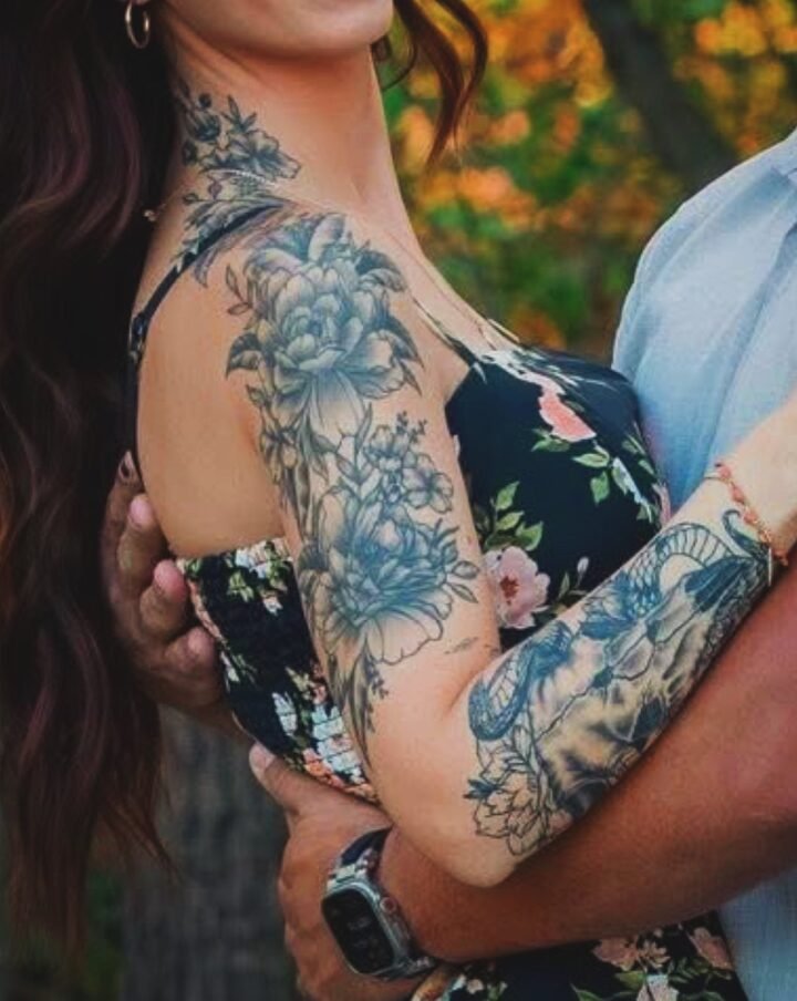 Work in progress #girlswithtattoos #flowertattoo #blackandgray #tattoo #tattoomo…