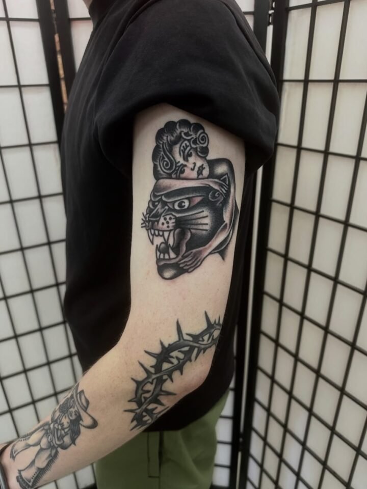 Work by @bellahuntertattoo 

.
.
.
.
#melbourne #tattoo #traditionaltattoo #blac…