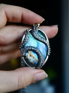 Pendentif Océanir orné de tentacules sculptés, ce bijou allie éclat mystique et …