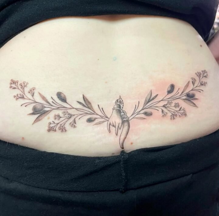 Italian inspired lower back tattoo done by @siannylise.ink    

•
•
•
•
#tattoo …