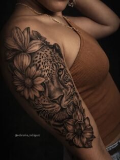 Este hermoso tatuaje lo hice con un diseño propio conformado con ideas de la cli…