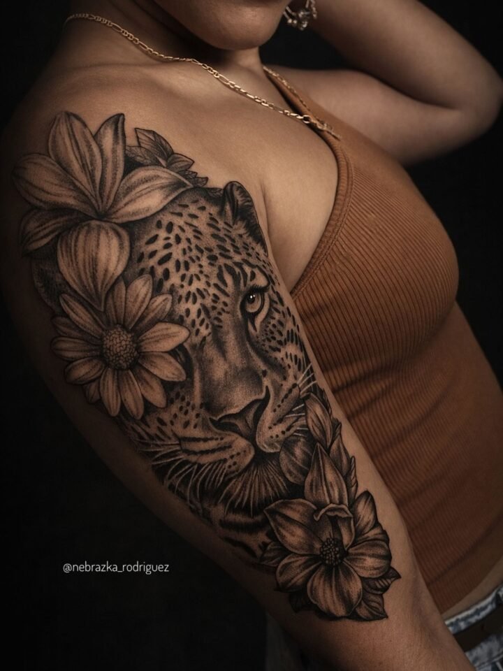 Este hermoso tatuaje lo hice con un diseño propio conformado con ideas de la cli…