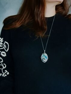 Pendentif Océanir orné de tentacules sculptés, ce bijou allie éclat mystique et …