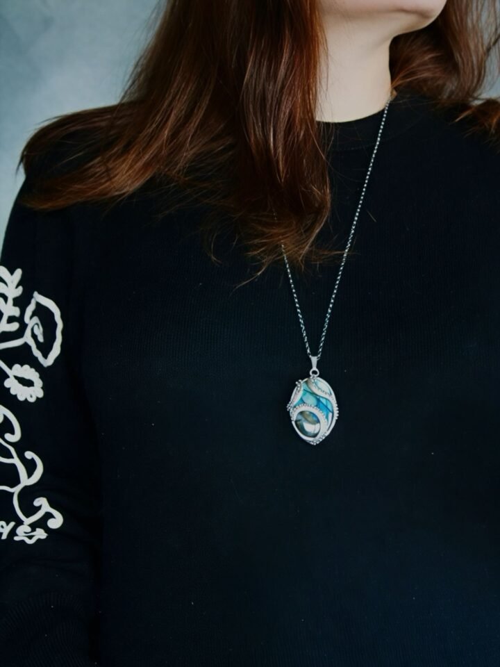 Pendentif Océanir orné de tentacules sculptés, ce bijou allie éclat mystique et …