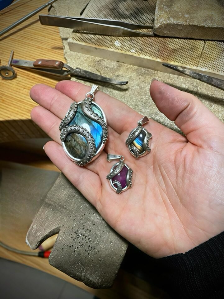 Pendentif Océanir orné de tentacules sculptés, ce bijou allie éclat mystique et …