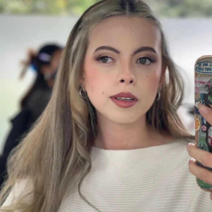 Muy linda 
Hermoso resultado, resaltando tu belleza 

Espacio:@epicbeautypro
Mod…