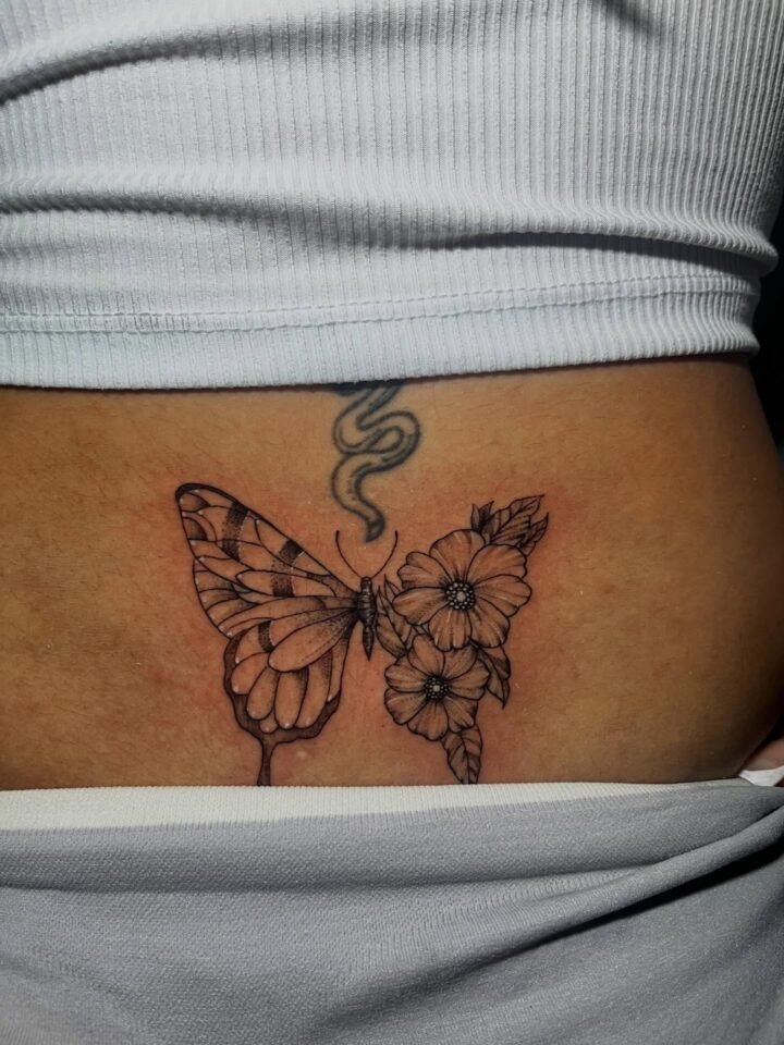 Mariposa con flores en puntillismo de arrastre
Tatuaje realizado en la espalda b…