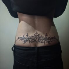 腰のハートからお腹までぐるっと1日仕上げでお疲れ様でした！身体のラインに合わせ、デザイン、サイズにこだわったタトゥーは最高ですね！こういう雰囲気のタトゥーが気に…