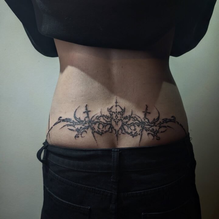 腰のハートからお腹までぐるっと1日仕上げでお疲れ様でした！身体のラインに合わせ、デザイン、サイズにこだわったタトゥーは最高ですね！こういう雰囲気のタトゥーが気に…