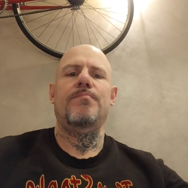 Mi incuriosiva la bicletta sopra la testa. .. ! E non era un illusione ottica ca…