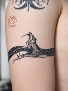 Vòng tay rắn
—————————
Tiệm xăm Leo Mèow
85/13 Trần Đình Xu, Nguyễn Cư Trinh (cũ…