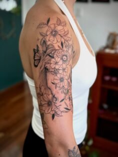Love tattooing these beautiful fine line floral pieces 
Top fresh  Bottom healed…