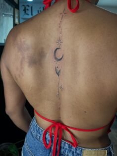 Tatuaje lineal con luna en puntillismo
Una composición delicada y precisa, traza…