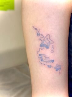 파랑과 별을 따라 흘러 • • •✧♡ (7.5cm)
⠀ 
파랑 별과 구름, 작은 방울들이 팔 굴곡을 따라 자연스럽게 흐르도록 새겨드렸어요 ! 위…