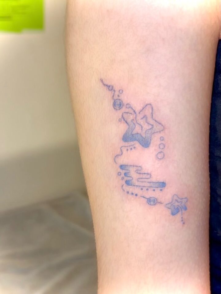 파랑과 별을 따라 흘러 • • •✧♡ (7.5cm)
⠀ 
파랑 별과 구름, 작은 방울들이 팔 굴곡을 따라 자연스럽게 흐르도록 새겨드렸어요 ! 위…