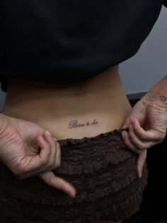 @__maddymunro 

#tattoo #brisbanetattoo #scripttattoo…