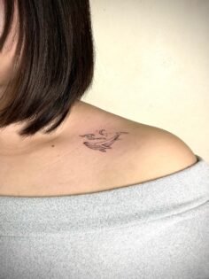 ว่ายอยู่ในความเงียบ
ใต้แสงจันทร์ของตัวเอง 

#tattoo #finelinetattoo #minimalink
…