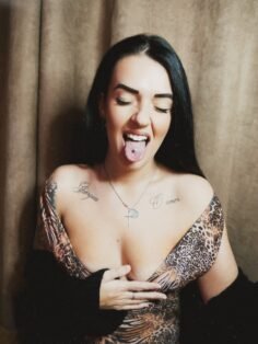 Vivement les vacances  

#portugaise #francaise #parisienne #inkedgirl #tattoo…