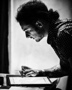 Portrait d’artiste @denissymmetrink dans l’intimité d’une séance de tatouage, un…