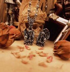 在人性的深處，光明與陰影始終並存，交錯出最真實的內在樣貌。這份張力被凝聚成雙手合十的骷髏天使，將衝突化為平衡的象徵。

骷髏承載著過往的傷痕與墜落的記憶，而合十…