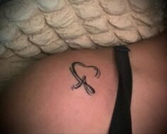 Hazte esa inicial de esa persona especial para ti #tattoo #guayaquil…