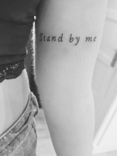 « Stand by me » un tattoo fin, discret mais chargé de sens !  Parce que parfois,…