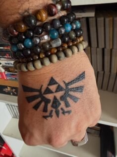 Nouveau petit tatouage réalisé sur un coup de tête!! La Triforce des jeux The Le…