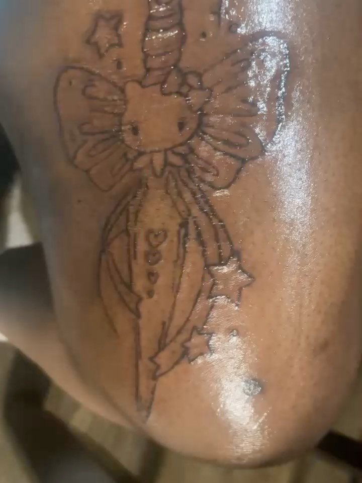 Doing this thigh a hello kitty themed #beginnerartist #tattoo #beginnertattooart…