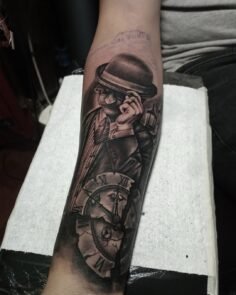 Homenajes 
-En la senda del tiempo, en la historia tejida,
mis ancestros reposan…