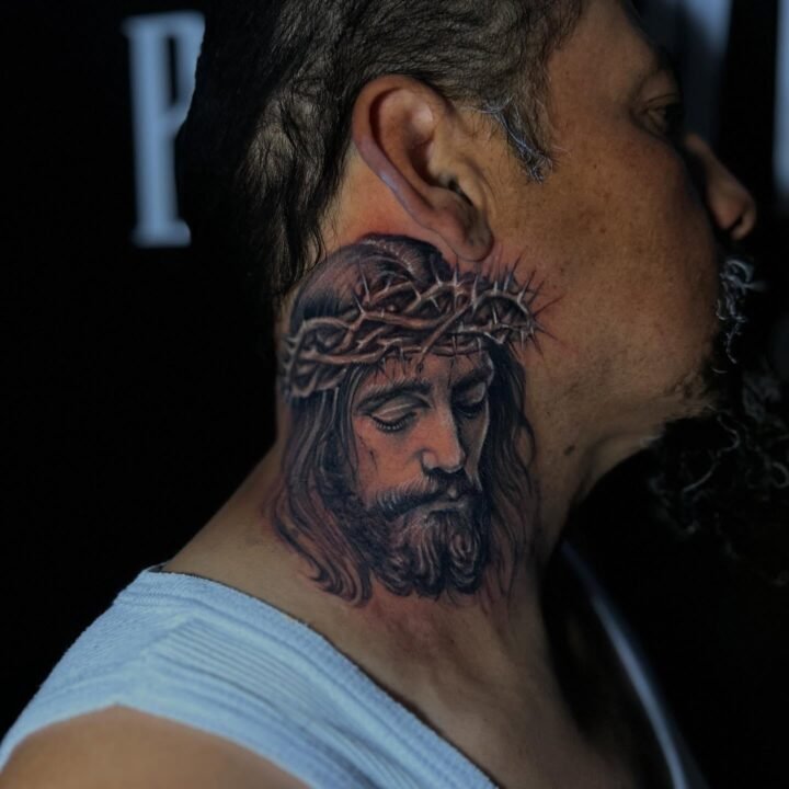 CRISTO 

Realizamos este Cristo en el cuello, zona difícil y dolorosa pero queda…