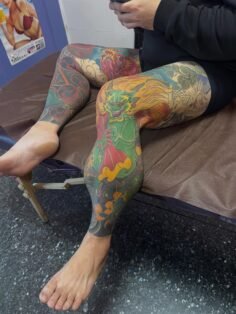 真的是賣車王阿猛，知道該怎麼擺姿勢
終於完成小腿的部分，客人滿意師傅也滿意
珍惜每一次的見面，願各位一切安好。#刺青 #tattoo…