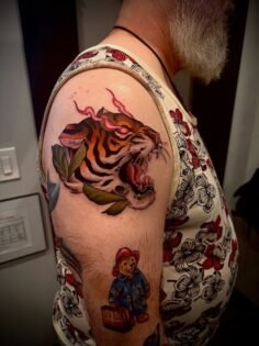 Had a lot of fun with this neo trad tiger tonight @house_of_holland_tattoos . Me…