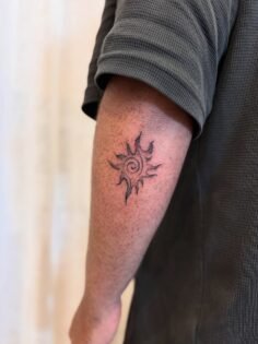 Swirls by @stevieleatattoos 

#tattoo…