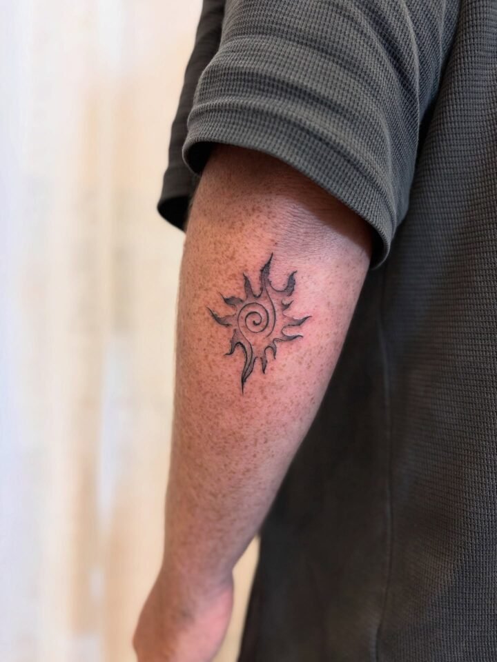 Swirls by @stevieleatattoos 

#tattoo…