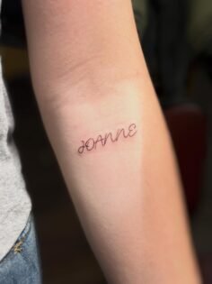 【记录纹身瞬间】

每个英文名字的背后都有它的含义
Joanne这个词就有“外刚内柔”的特质
名字本身就是一个关于恩典与力量的美丽宣言

“The only l…