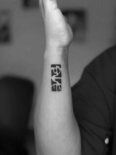 Bonsai for Neha.
Done at @shlo_poke ‘s studio!

#tattoo #handpoke #freehandtatto…