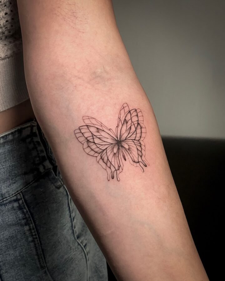 • M A R I P O S A • 
•
•
•
•
•
#tattoo #tatuaje #fineline #lineafina #fyp…
