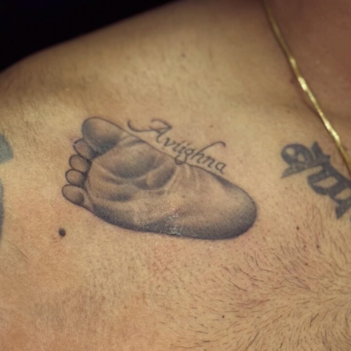 KANDHO PE RAKHKE HI DUNIYA DIKHAUNGA KYUKE HAATH PAKADKE BHEED MEIN NAHI CHALANA…