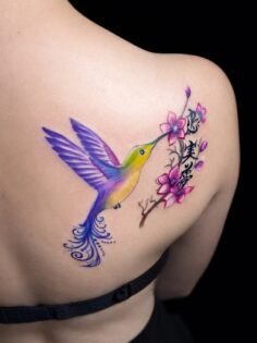 Колибри — маленькая, но сильная.
Её часто выбирают те, кто прошёл через многое,
…