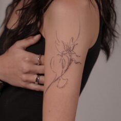 Fineline lily blooming exactly where it belongs

For bookings 
swink.tattoos@gma…