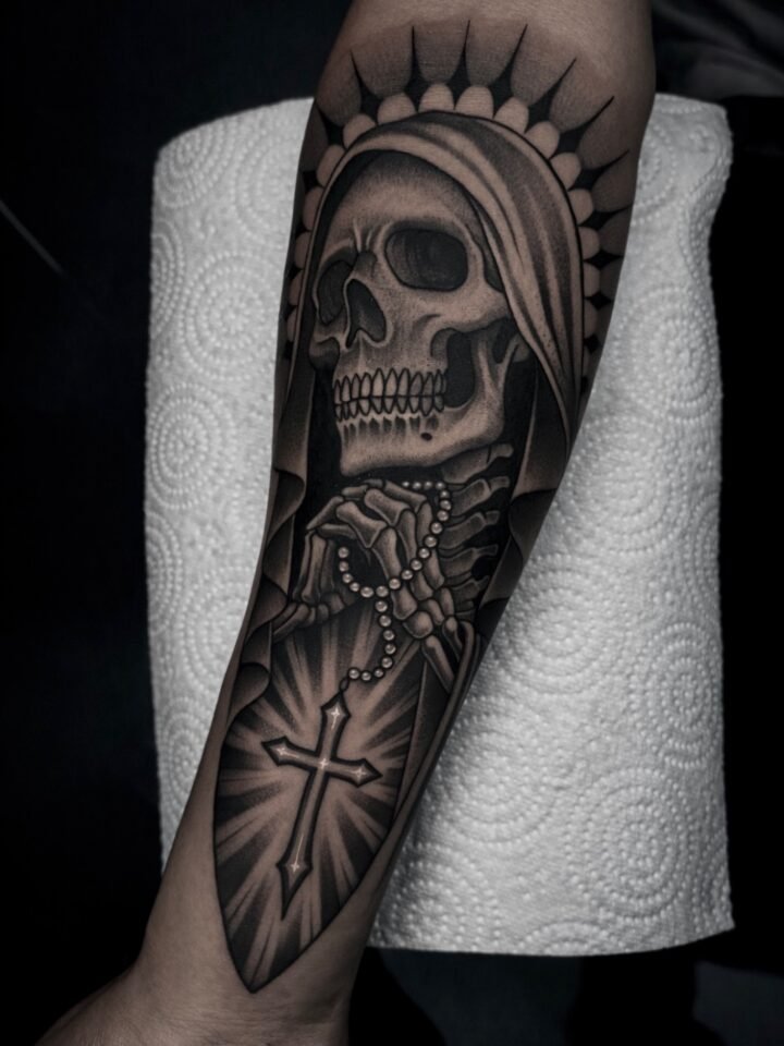 La fe también se tatúa.
Black Work sólido, sombras profundas y detalle fino para…