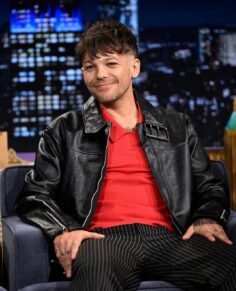 LOUIS AT THE TONIGHT SHOW WITH JIMMY FALLON!! ( the tattoo on his hand is a pala…