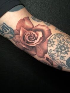 .
#rosetattoo #flowers #tattoo #explorepage @todd_kiesendahl…