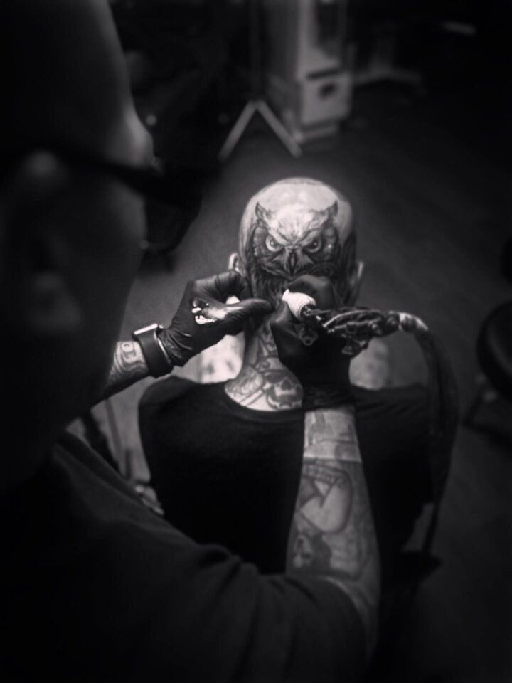 @gizmotattoos grindin’ out and in the zone here @rombarotattoolounge . Tattooing…